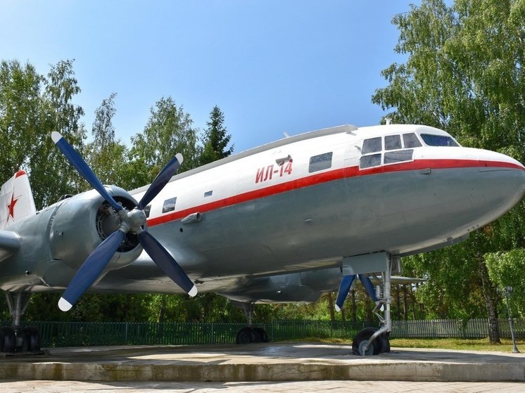Больше не металлолом: в Алатырском округе отремонтировали памятник-самолет ИЛ-14