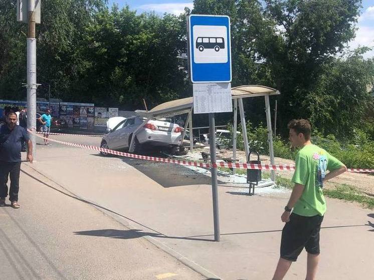 В Саратове иномарка протаранила остановку с пассажиром