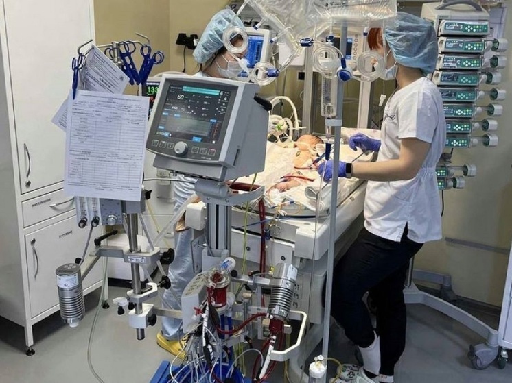 Свердловские врачи спасли новорожденного, за жизнь которого боролись полтора месяца