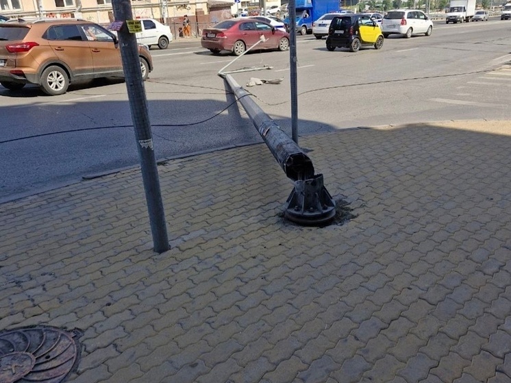 В Ростове сотрудник ДПС попал под упавший столб на Ворошиловском проспекте