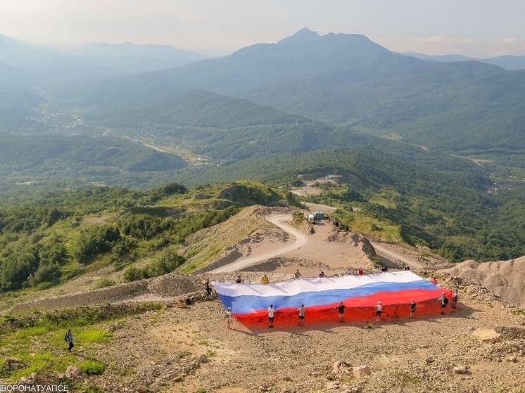 На Кубани велосипедисты развернули на горе Невеб триколор