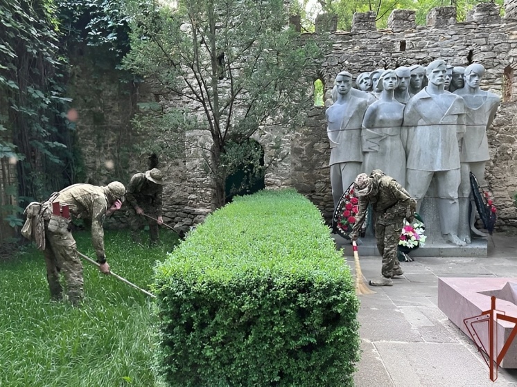 Росгвардейцы облагородили мемориалы в Херсонской области