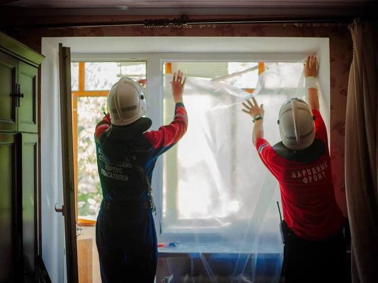 Общественники отремонтировали окна в разрушенных обстрелом домах в Луганске