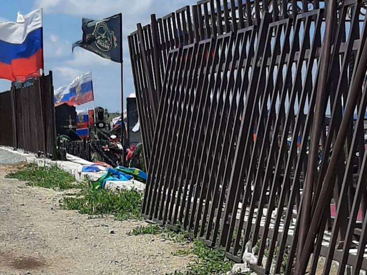 Россиянин разворотил в Камышине ограждения могил участников СВО