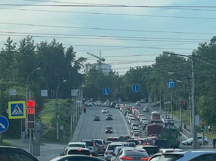 В Новосибирске образовались большие пробки из-за неработающего светофора