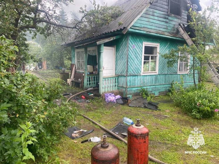 В Тверской области спасатели потушили дачный дом
