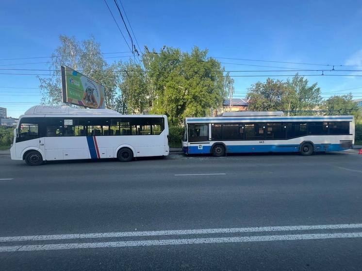 Троллейбус врезался в автобус в Томске 11 июня