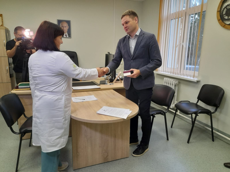 Накануне Дня России педиатру в Пионерском вручили ключи от служебной квартиры