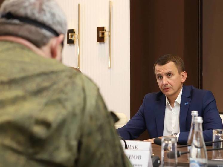 Мэр Курска накануне Дня России встретился с участниками СВО