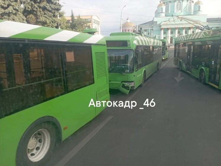 В Курске на Красной площади в ДТП столкнулись два зеленых автобуса