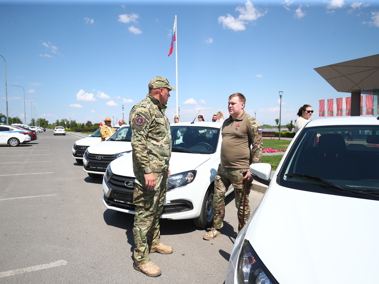 Ветеранам боевых действий из Волгограда подарили машины с ручным управлением