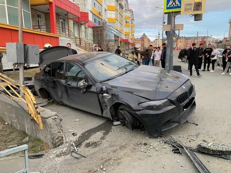 В Салехарде пострадал пассажир влетевшего в забор авто