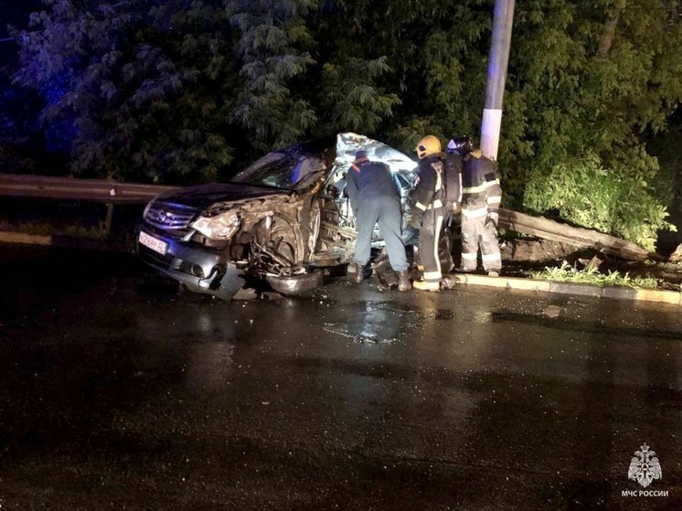 Брянские спасатели вырезали человека из раздавленной бензовозом легковушки