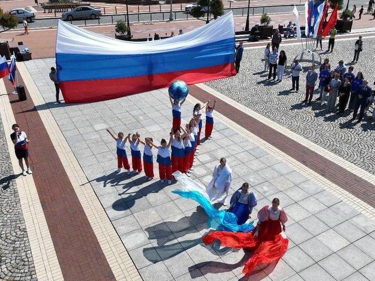 В честь Дня России в Калининграде развернули флаг страны размером 21 метр