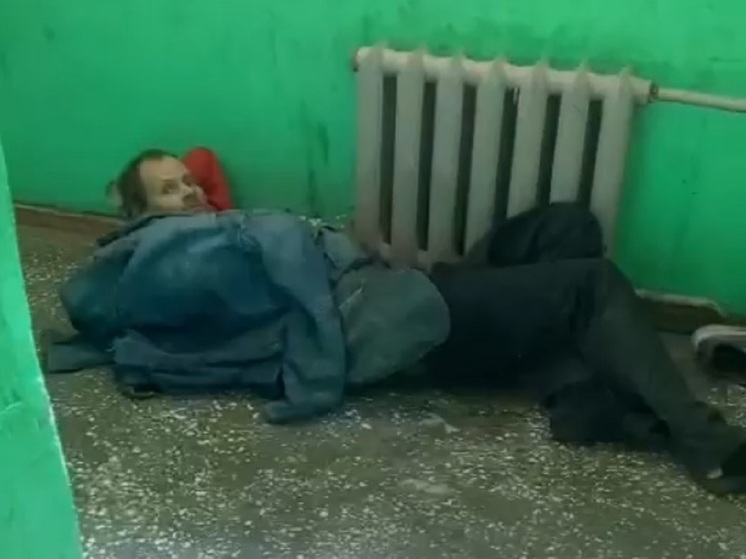 В Ярославле добрые люди пытаются спасти бомжа из брагинского подъезда
