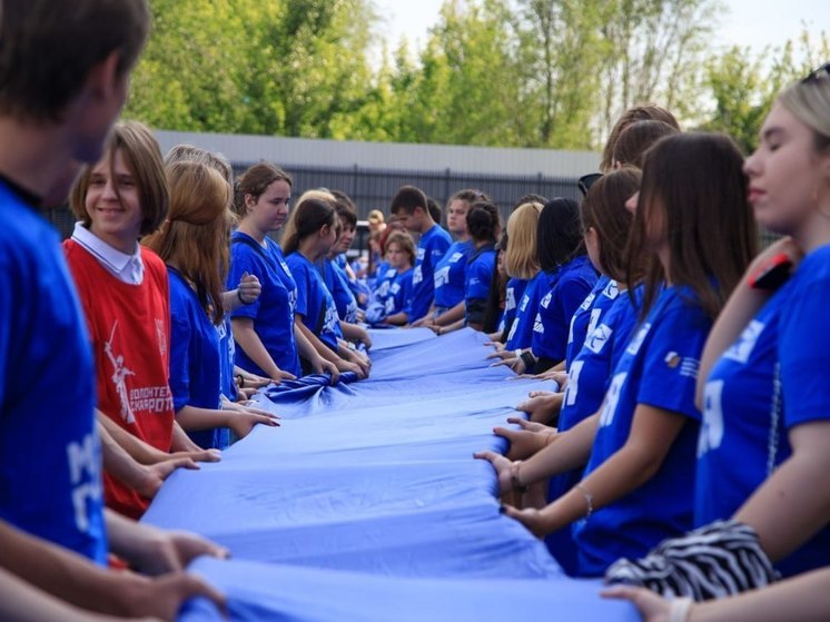 Активисты развернули тридцатиметровой триколор на Доме молодежи в Луганске