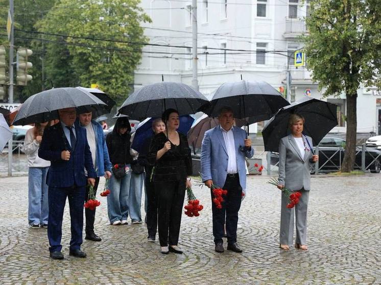 Главы Калининграда возложили цветы к монументу «Землякам-космонавтам»