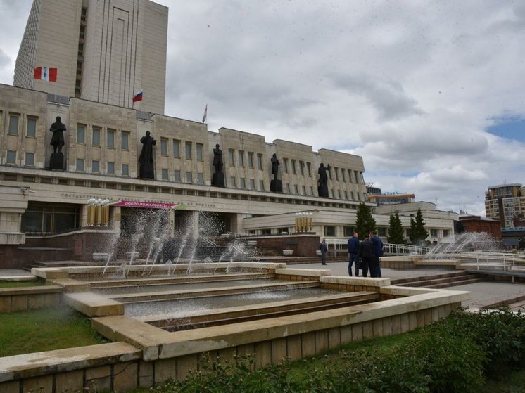 В Омске в День России запустили фонтан около библиотеки имени Пушкина