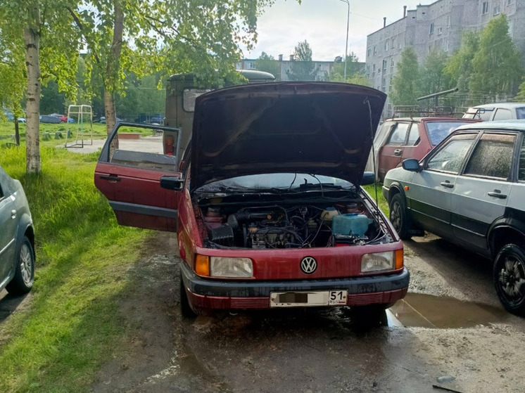 Легковой автомобиль загорелся на улице Пронина в Кандалакше