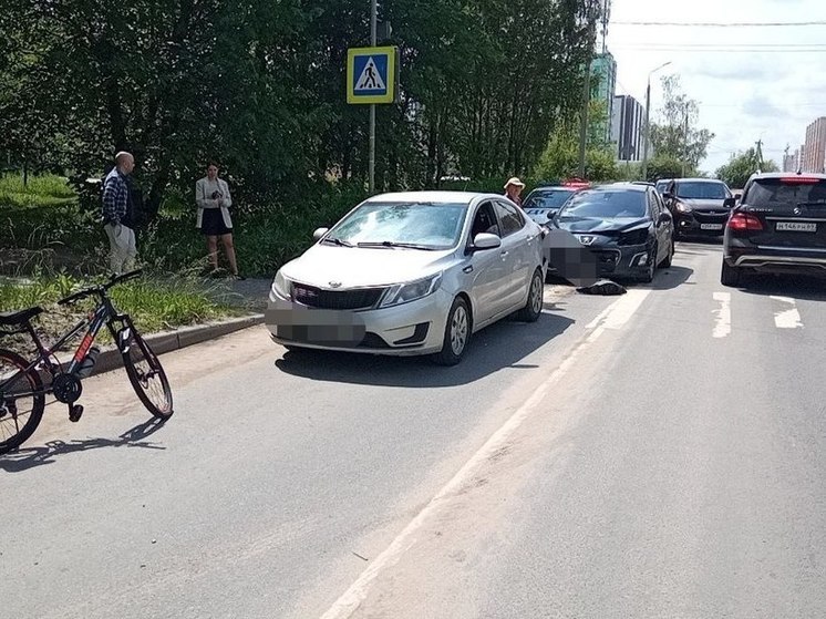 В Твери иномарка после ДТП сбила на переходе 15-летнюю велосипедистку