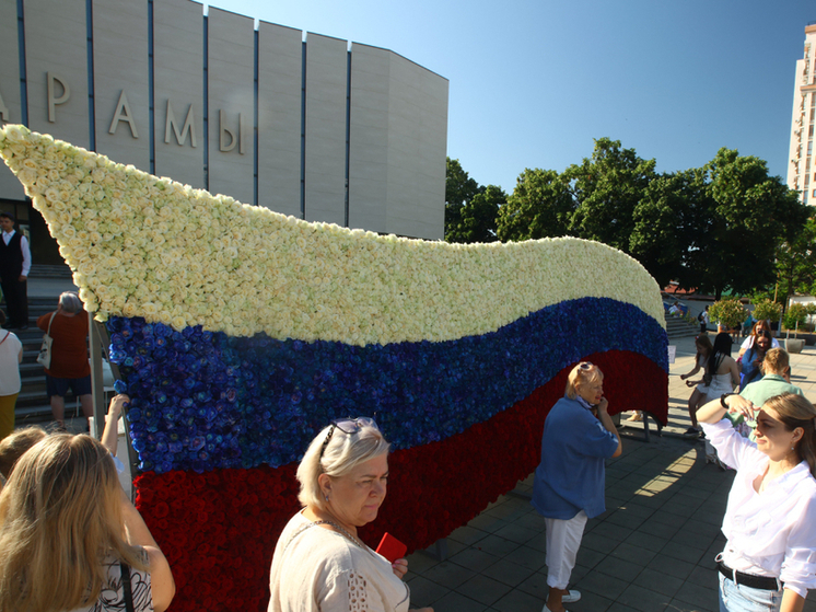 В Краснодаре в День России создали флаг из 20 000 живых роз