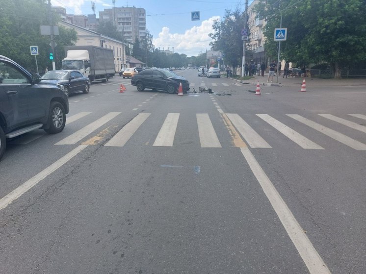 В сети опубликовали видео столкновения легковушки и мотоцикла в Твери