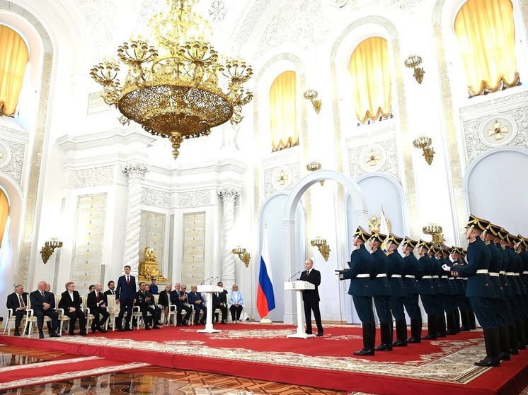 Владимир Путин вручил водителю разреза из Бурятии золотую медаль Героя Труда России