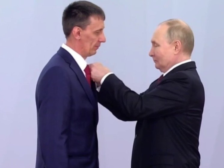 Президент Путин 12 июня вручил золотую медаль Героя Труда РФ железногорцу