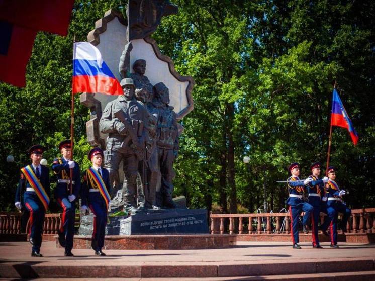 Власти ЛНР почтили память защитников Донбасса