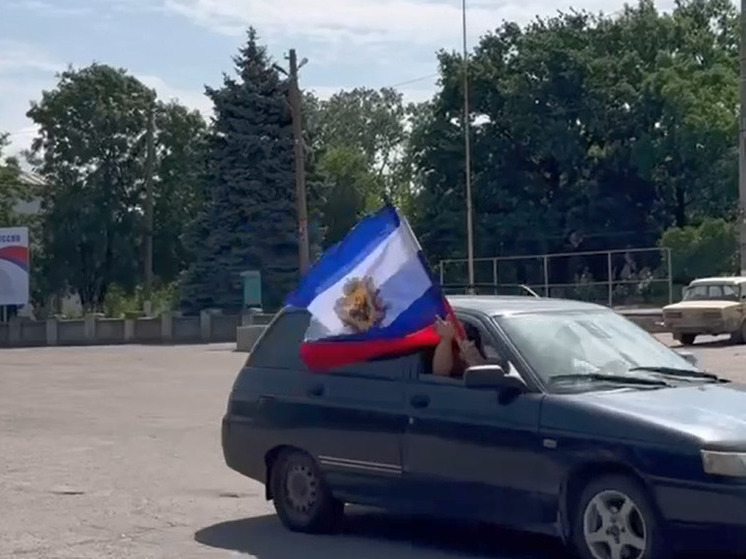 В прифронтовом поселке на Херсонщине в День России устроили автопробег
