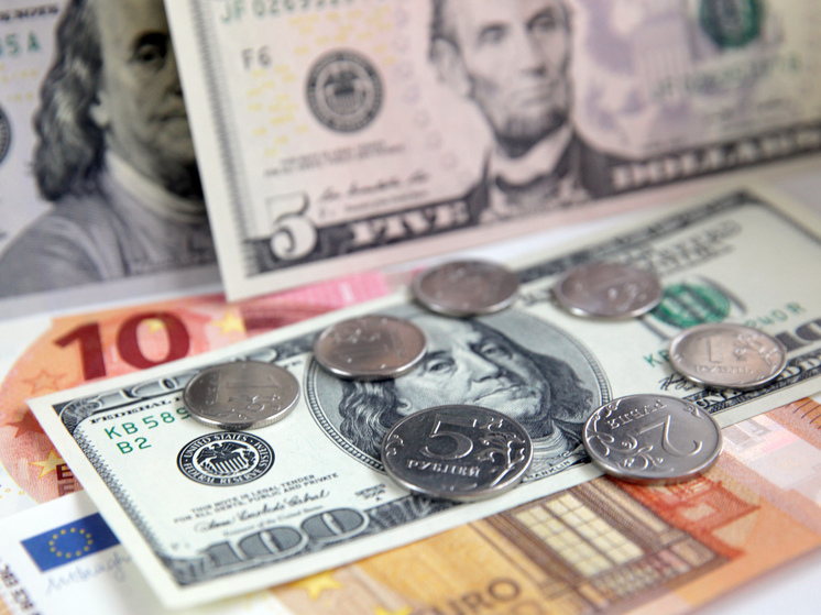 Мосбиржа после попадания под санкции США не будет проводить торги долларом и евро