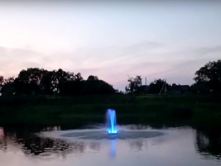 В Правдинске на пруду появился фонтан с подсветкой