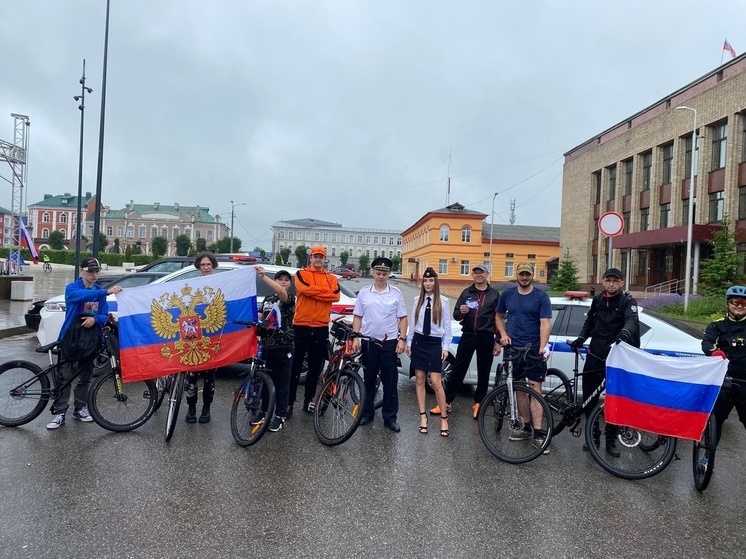 Рославльские Госавтоинспекторы в честь праздника провели акцию «Безопасная Россия»