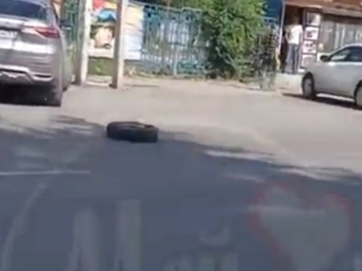 В Батайске у машины отвалилось колесо во время движения