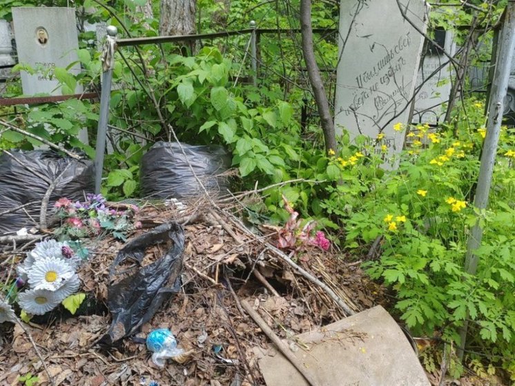 На кладбище в Хабаровске замечены горы мусора рядом с могилами видных людей