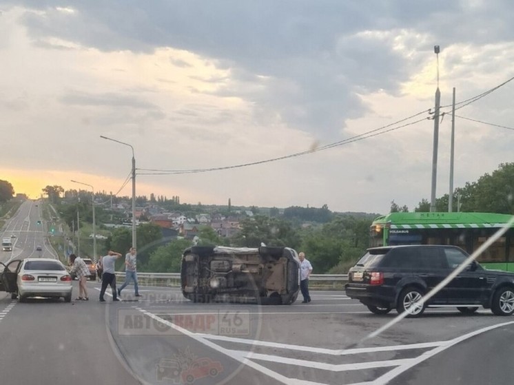 В Курске на северном въезде в ДТП перевернулся автомобиль