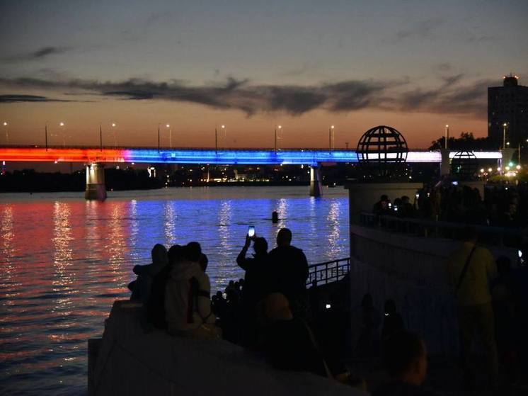 Для подсветки Ленинградского моста в Омске смонтировали около 800 светильников