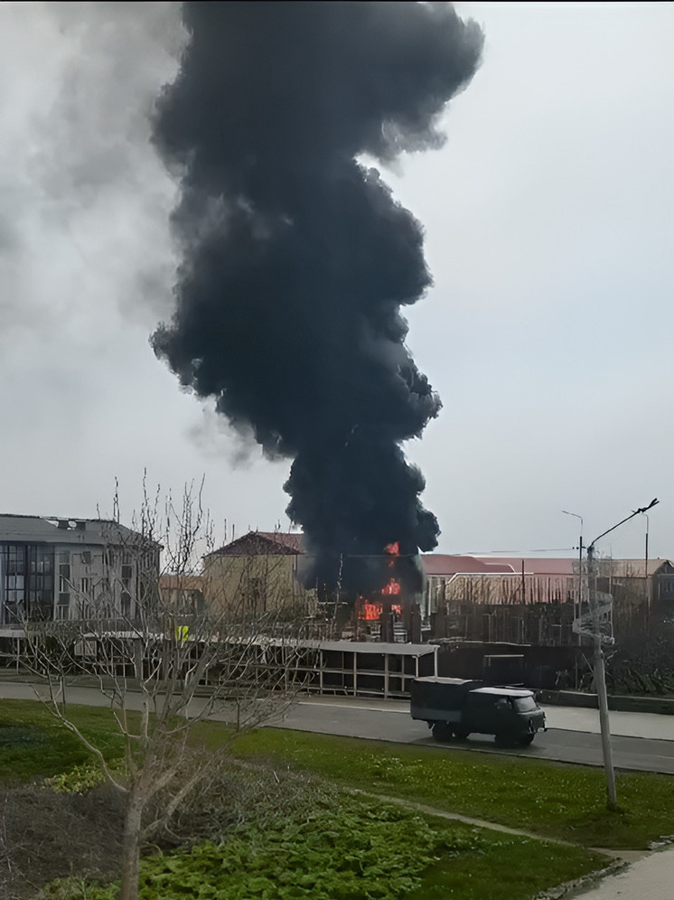 Обнародовано видео пожара на недостроенном отеле в Севере-Курильске