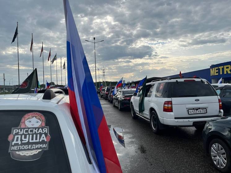 Сотни автомобилей вышли на праздничный автопробег в Брянске