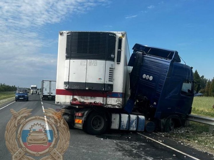 Столкновение фуры и Hyundai под Саратовом: двое погибших, двое пострадавших