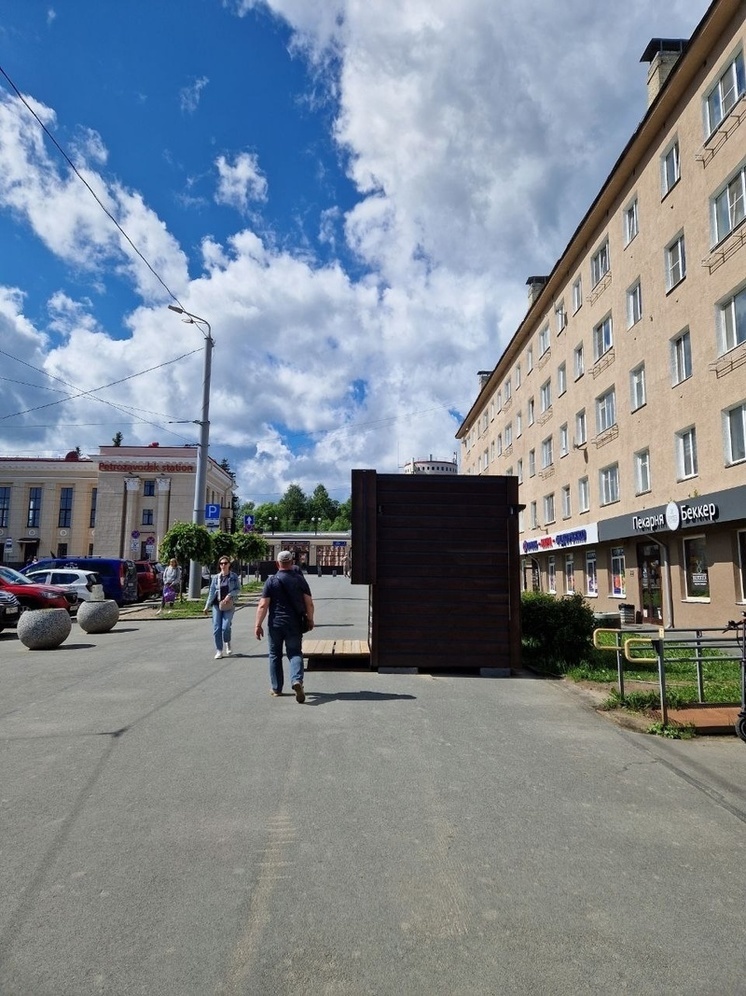 Это ужас! Деревянный ларек страшной бородавкой вырос в центре Петрозаводска