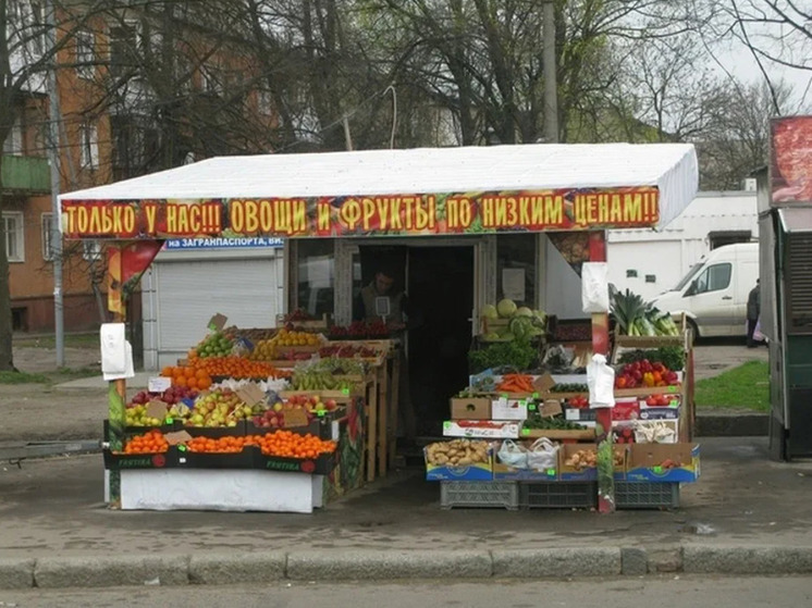 Эксперт рассказал можно ли покупать овощи и фрукты у дороги