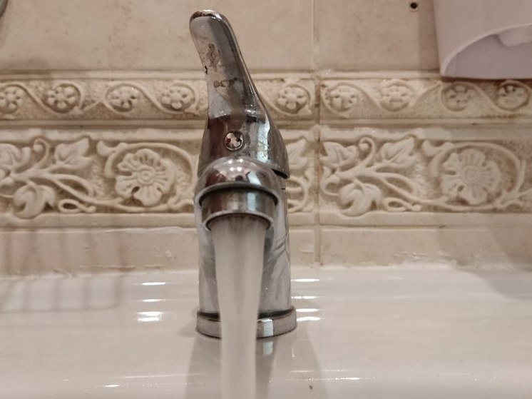 В Мурманске устраняют повреждение на водопроводе