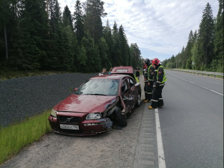 Легковушка влетела в фуру на трассе в Карелии
