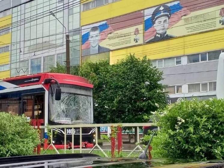 Возле ТЦ "Мельница" в Брянске столкнулись троллейбус и автобус