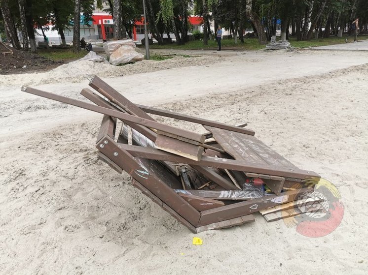 В парке Рокоссовского в Курске вандалы сломали детский домик