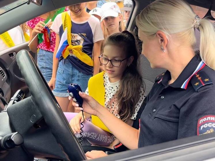 Юных ставропольцев в пришкольных лагерях знакомят с профессией дорожного полицейского