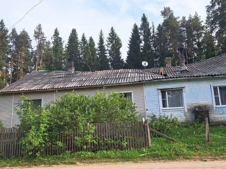 Рухнувшую из-за снега крышу на доме в Лахденпохье так и не починили