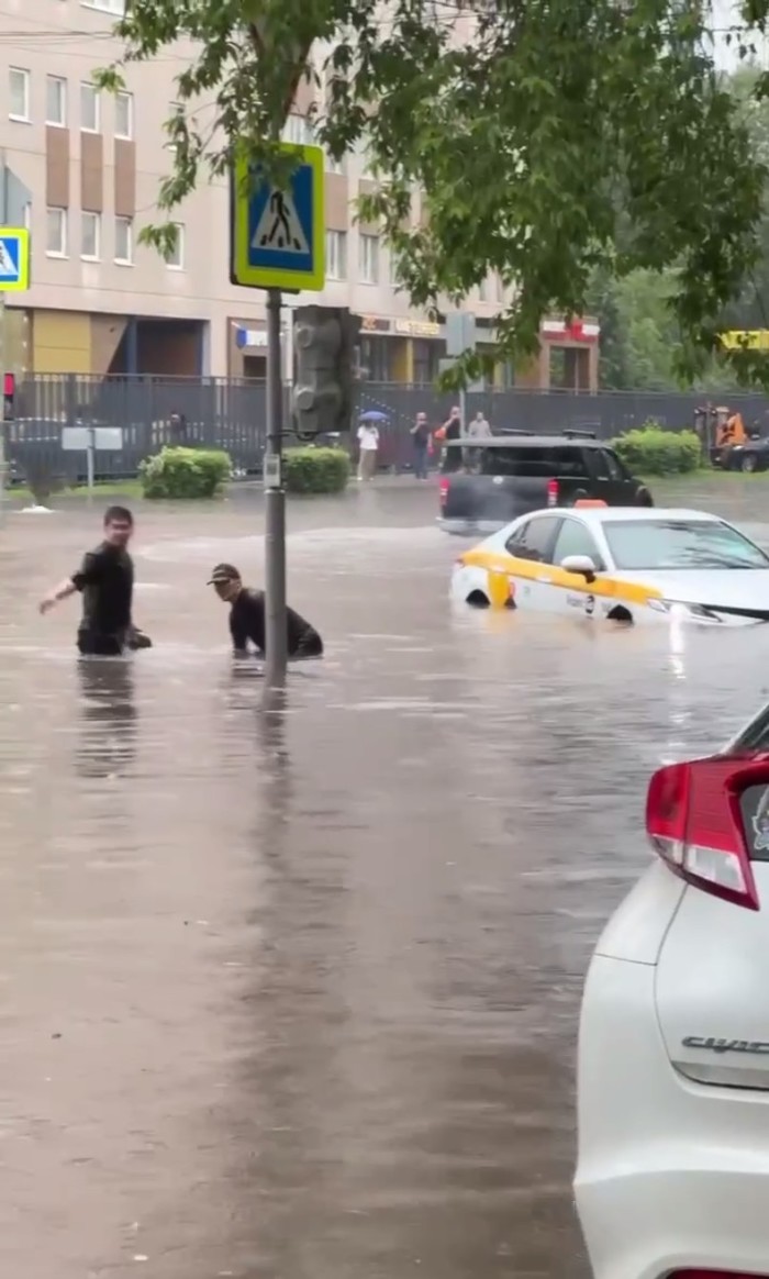 Кадры мощного ливня в Москве: утонувшие автобусы, затопленные паркинги,  потоп в квартирах