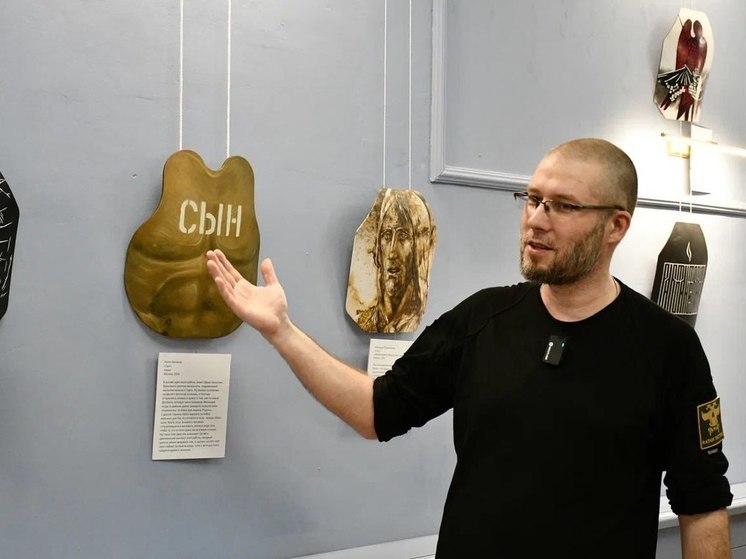 Картины, написанные на армейских бронежилетах, показали в Донецке